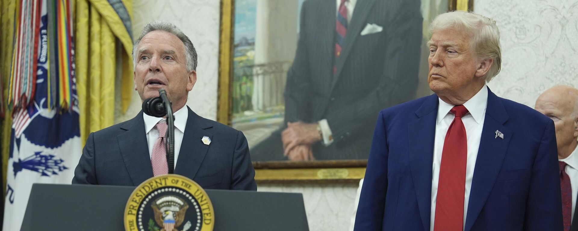 President Donald Trump, right, listens as White House special envoy Steve Witkoff, left, speaks during a swearing in ceremony for interim US Attorney General for the District of Columbia Jeanine Pirro, Wednesday, May 28, 2025, in the Oval Office of the White House in Washington - Sputnik भारत, 1920, 30.09.2025