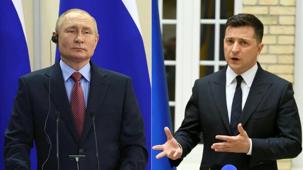 This combination of pictures created on January 11, 2022 shows Russian President Vladimir Putin looks on during a joint press conference with Greek Prime Minister following their talks in the Black  Ukrainian President Volodymyr Zelensky gesturing as he talks during a press conference at the Ukraine's embassy in Paris on April 16, 2021 after a working lunch with French President. - Sputnik भारत