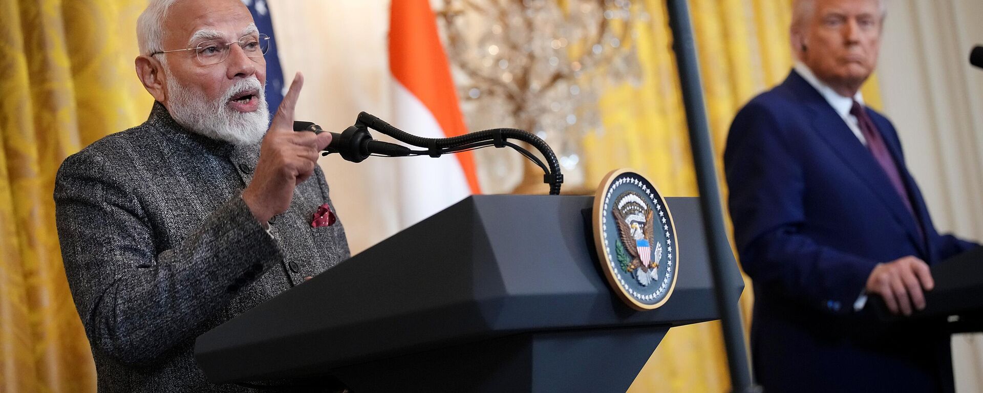 U.S. President Donald Trump (R) and Indian Prime Minister Narendra Modi hold a joint press conference in the East Room at the White House on February 13, 2025 in Washington, DC.  - Sputnik भारत, 1920, 05.08.2025