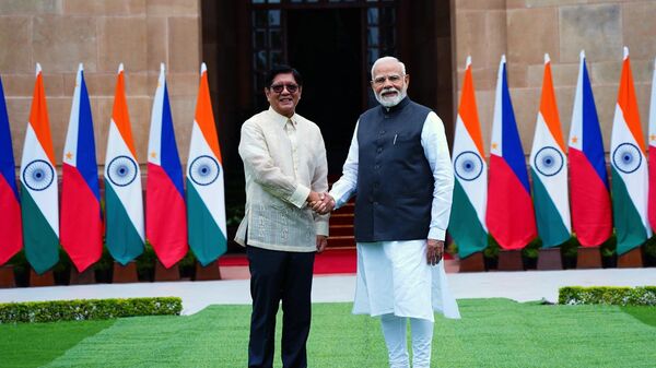 Prime Minister Narendra Modi and Philippines' President Ferdinand R. Marcos Jr. prior to their meeting at the Hyderabad House, in New Delhi, Tuesday, Aug. 5, 2025. - Sputnik भारत