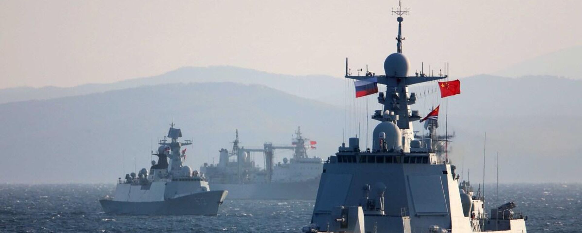 Chinese and Russian warships transit simulated mined sea area during the naval exercise Joint Sea-2021 on the morning of Oct 15. The China-Russia joint naval exercise kicked off in waters near Russia's Peter the Great Bay on the afternoon of Oct 14, which focused on such training subjects as communications, mine countermeasures, air defense, live-fire shooting at maritime targets, joint maneuvering and joint anti-submarine missions.[Photo/Xinhua] - Sputnik भारत, 1920, 06.07.2026