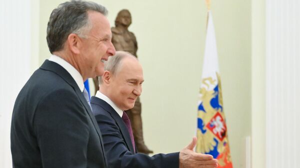 Russian President Vladimir Putin greets US President's Special Envoy for the Middle East Steve Witkoff before a meeting at the Kremlin in Moscow - Sputnik भारत
