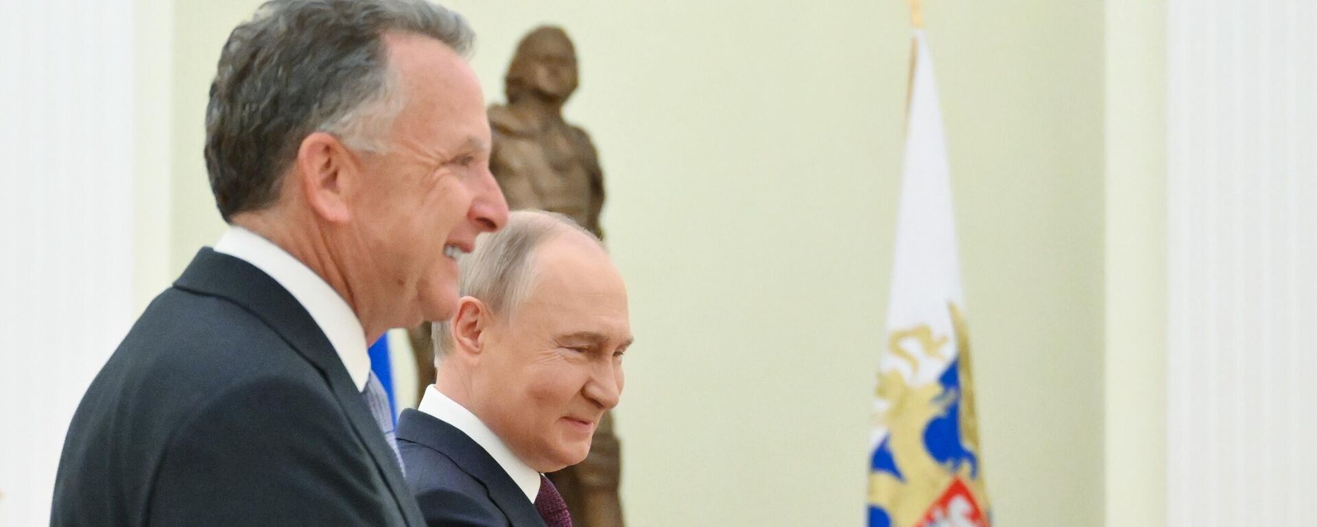 Russian President Vladimir Putin greets US President's Special Envoy for the Middle East Steve Witkoff before a meeting at the Kremlin in Moscow - Sputnik भारत, 1920, 06.08.2025