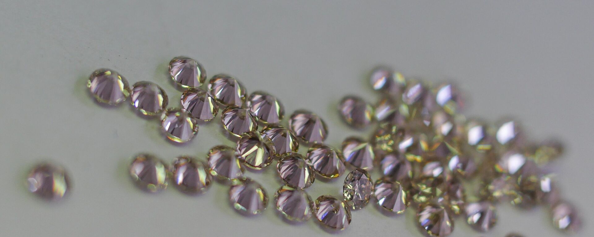 Diamonds at a jewelry workshop. Photographer: Dhiraj Singh/Bloomberg - Sputnik भारत, 1920, 08.08.2025
