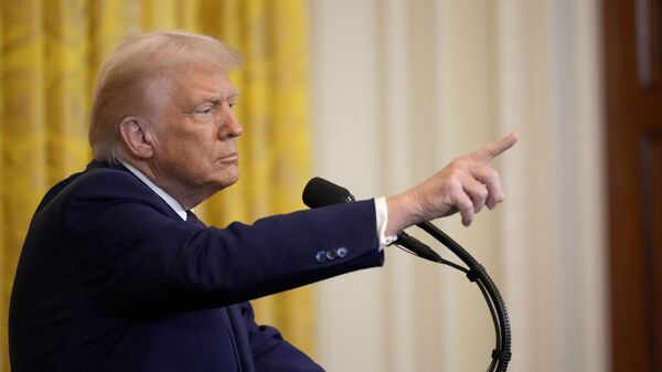 President Donald Trump points to a reporter as he answers questions during a news conference on Feb. 13, 2025, in Washington. - Sputnik भारत