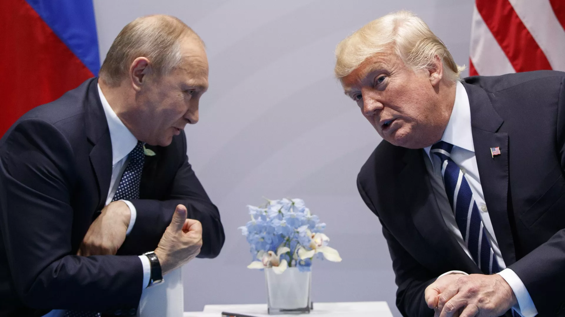 President Donald Trump, right, meets with Russian President Vladimir Putin at the G-20 Summit in Hamburg, July 7, 2017.  - Sputnik India, 1920, 09.08.2025