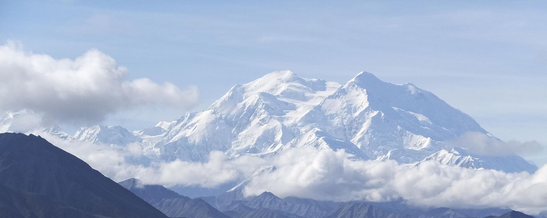 In this Aug. 26, 2016, file photo sightseeing buses and tourists are seen at a pullout popular for taking in views of North America's tallest peak, Denali, in Denali National Park and Preserve, Alaska.  - Sputnik भारत, 1920, 04.05.2026
