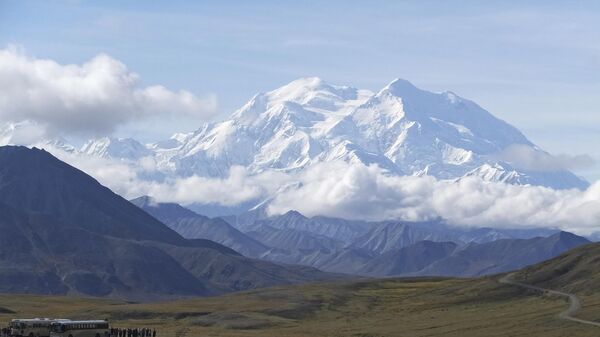 In this Aug. 26, 2016, file photo sightseeing buses and tourists are seen at a pullout popular for taking in views of North America's tallest peak, Denali, in Denali National Park and Preserve, Alaska.  - Sputnik India