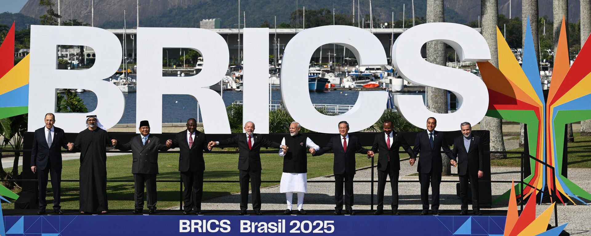 Russian Foreign Minister Sergey Lavrov (left) during a group photo of the participants at the 17th BRICS Summit - Sputnik भारत, 1920, 12.08.2025