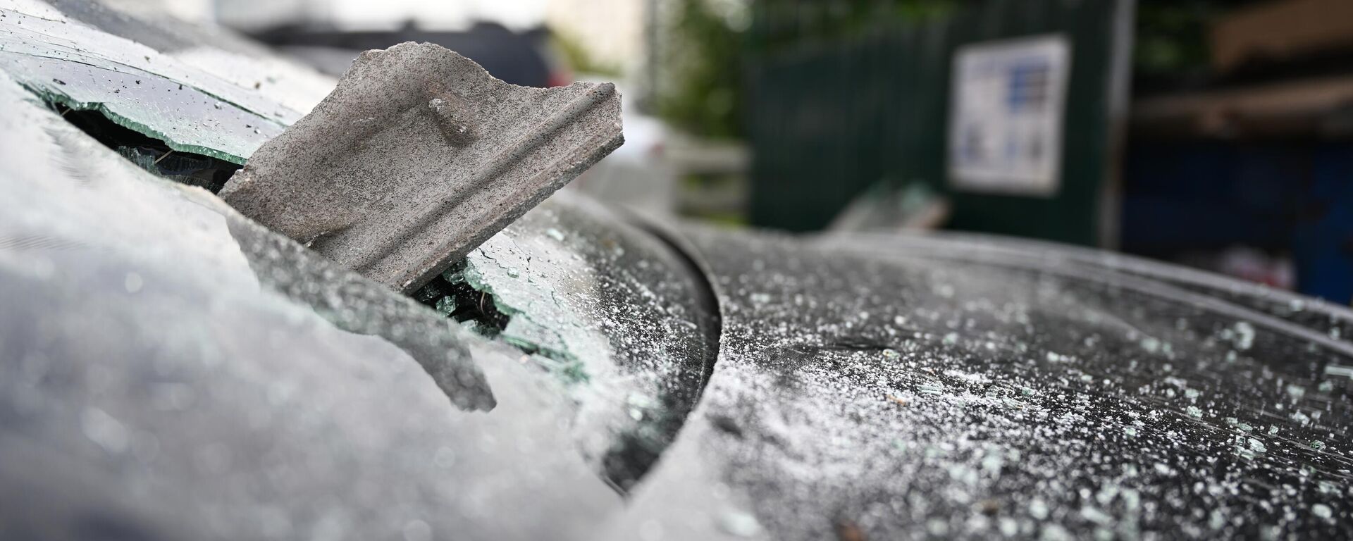 A view shows a damaged car following a reported drone attack in Krasnogorsk outside Moscow, Russia. - Sputnik India, 1920, 21.05.2026