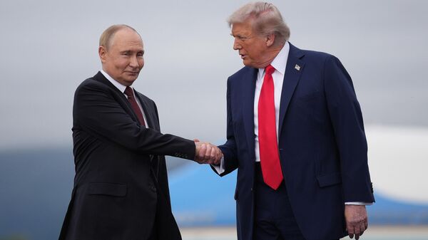 Президент Дональд Трамп приветствует президента России Владимира Путина, Аляска - Sputnik भारत