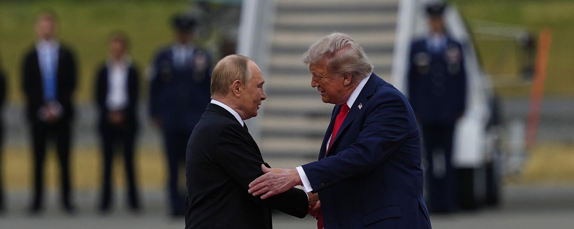 Президент Дональд Трамп приветствует президента России Владимира Путина, Аляска - Sputnik भारत, 1920, 16.10.2025