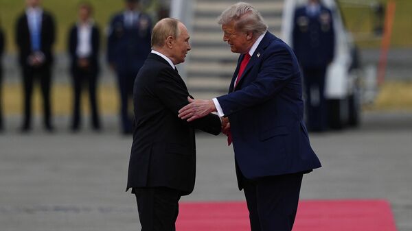 Президент Дональд Трамп приветствует президента России Владимира Путина, Аляска - Sputnik India