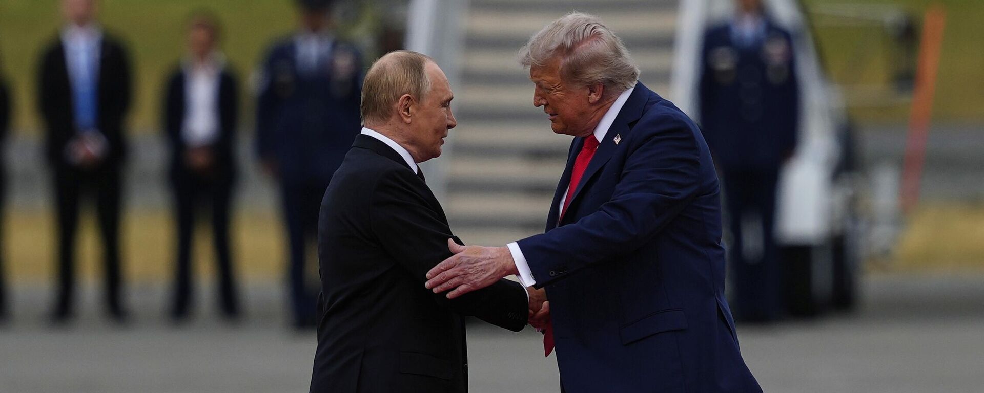 Президент Дональд Трамп приветствует президента России Владимира Путина, Аляска - Sputnik भारत, 1920, 16.08.2025
