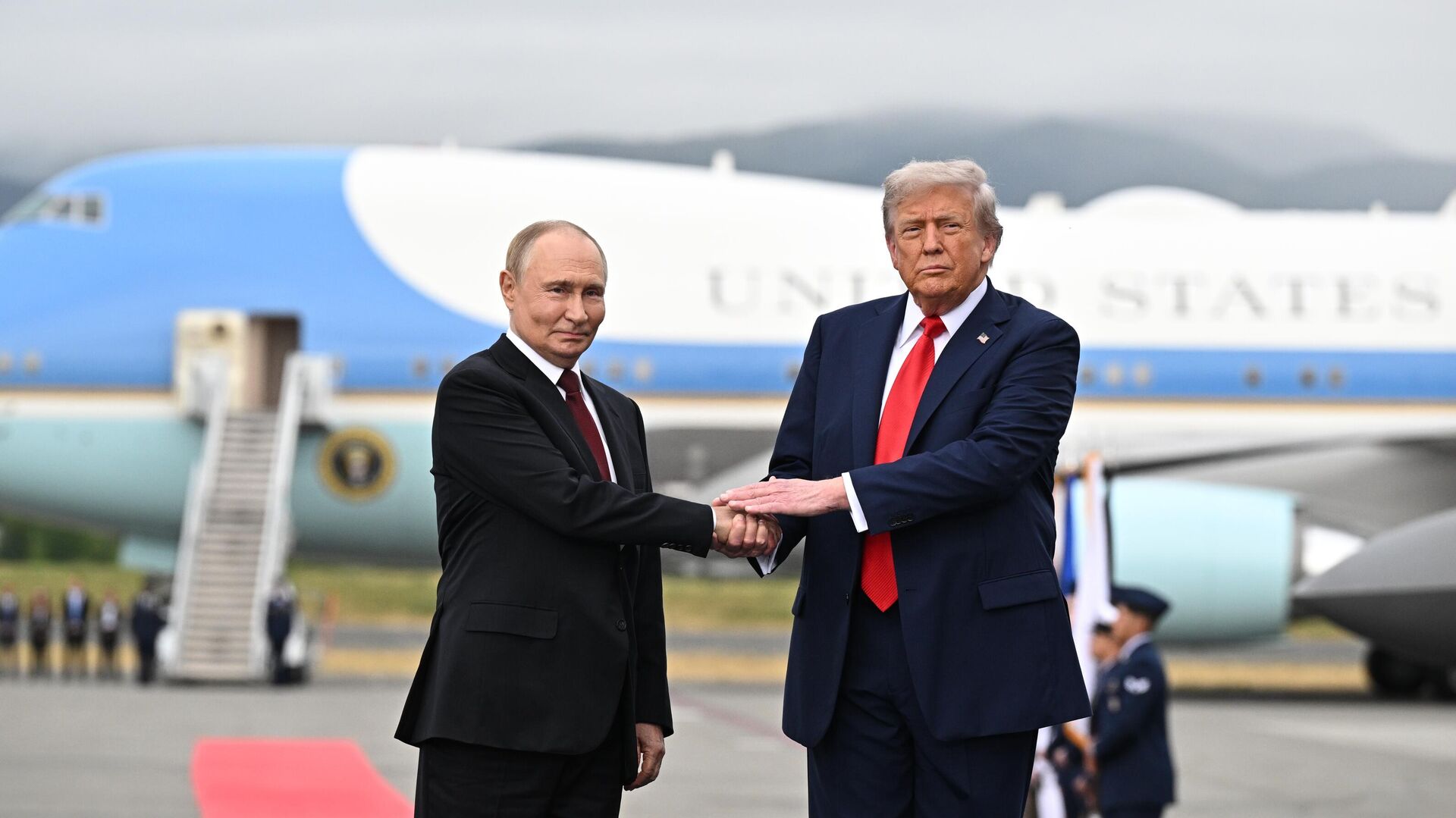 Президент Дональд Трамп приветствует президента России Владимира Путина, Аляска Президент Дональд Трамп приветствует президента России Владимира Путина, Аляска - Sputnik India, 1920, 16.08.2025