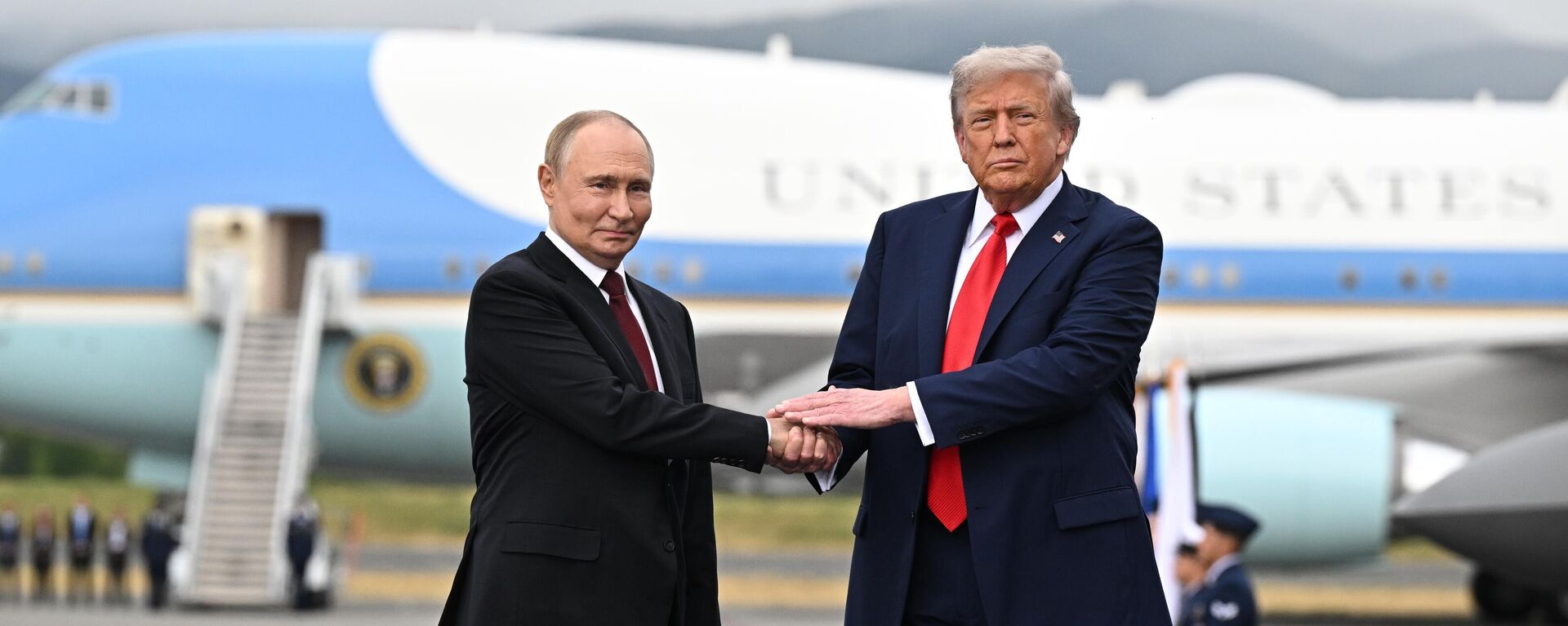 Президент Дональд Трамп приветствует президента России Владимира Путина, Аляска - Sputnik भारत, 1920, 16.08.2025