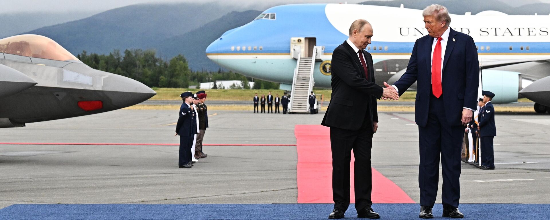 Президент Дональд Трамп приветствует президента России Владимира Путина, Аляска - Sputnik भारत, 1920, 17.08.2025