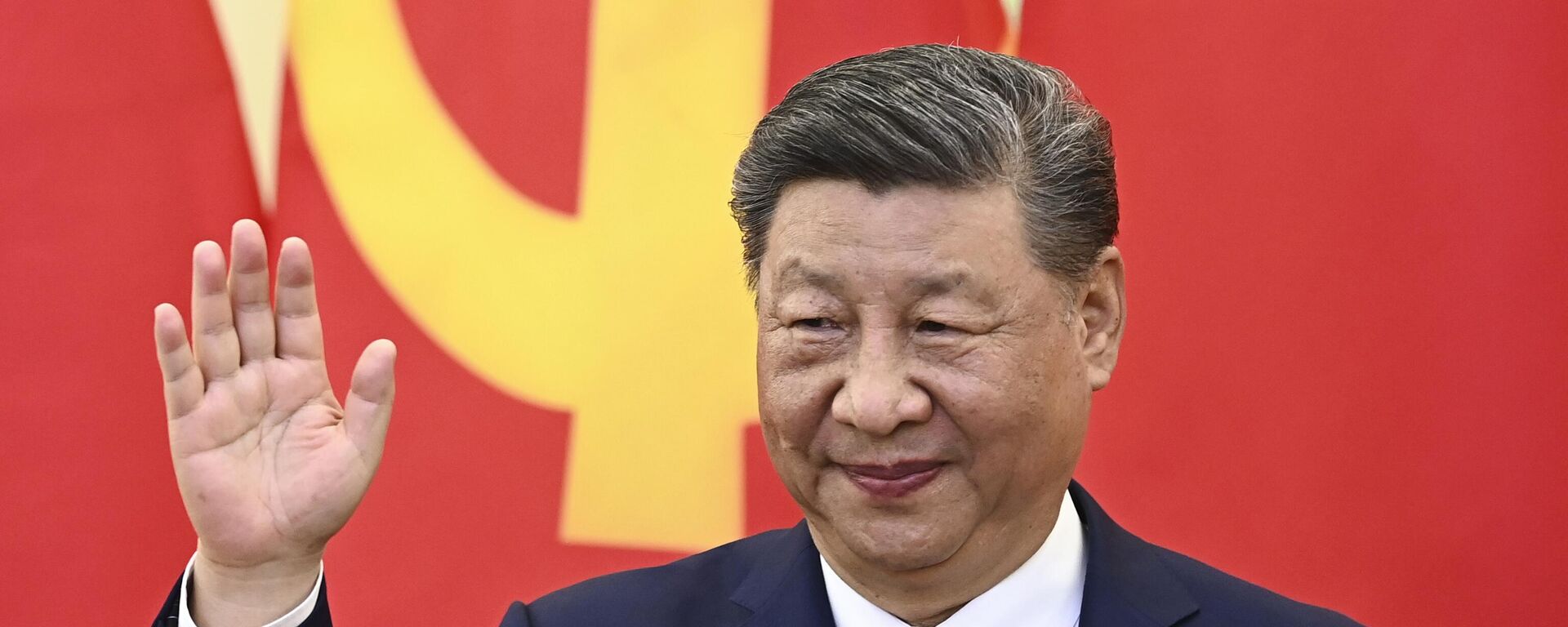 Chinese President Xi Jinping waves during a meeting with Vietnam's Communist Party General Secretary To Lam at the Office of the Party Central Committee in Hanoi Monday, April 14, 2025. - Sputnik भारत, 1920, 31.10.2025