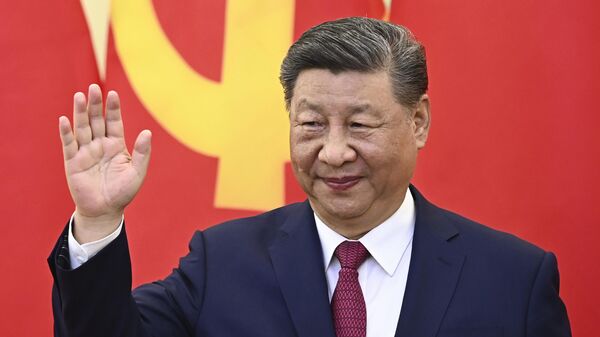 Chinese President Xi Jinping waves during a meeting with Vietnam's Communist Party General Secretary To Lam at the Office of the Party Central Committee in Hanoi Monday, April 14, 2025. - Sputnik भारत