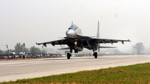 A Sukhoi Su-30MKI makes touchdown on the Lucknow-Agra Expressway near Bangarmau in Unnao district on October 24, 2017 around 65 km from Lucknow, India. - Sputnik भारत