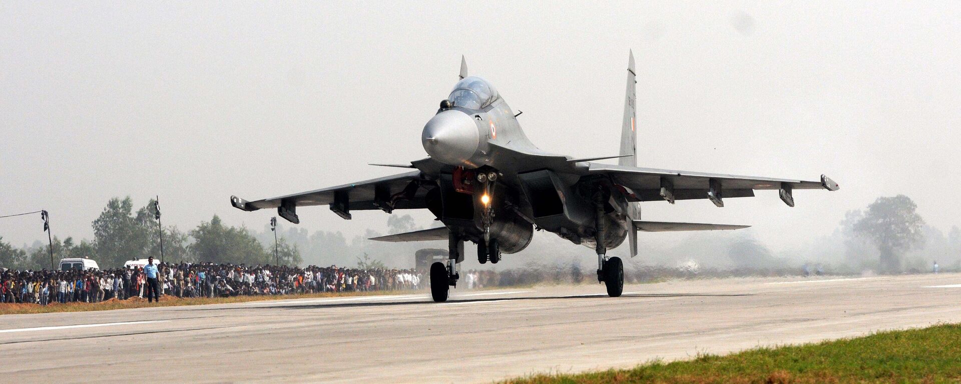 A Sukhoi Su-30MKI makes touchdown on the Lucknow-Agra Expressway near Bangarmau in Unnao district on October 24, 2017 around 65 km from Lucknow, India. - Sputnik भारत, 1920, 19.08.2025