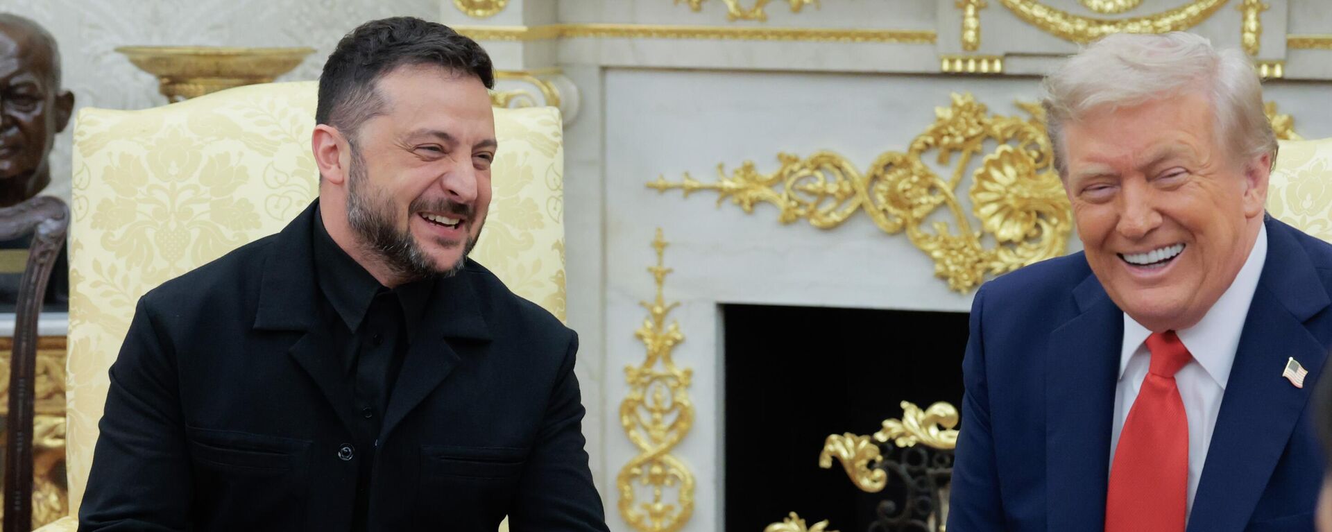 U.S. President Donald Trump meets with Ukrainian President Volodymyr Zelensky in the Oval Office at the White House on August 18, 2025 in Washington, DC.  - Sputnik भारत, 1920, 19.08.2025