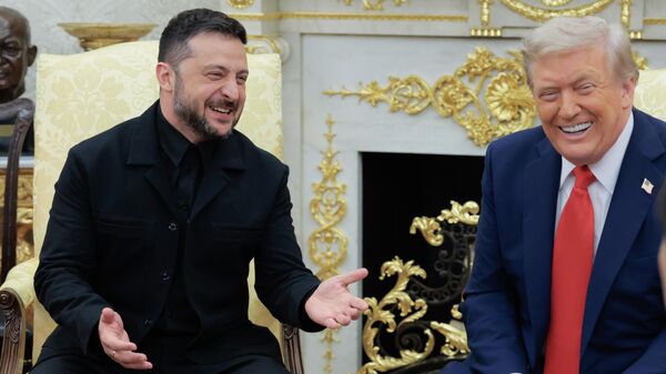 U.S. President Donald Trump meets with Ukrainian President Volodymyr Zelensky in the Oval Office at the White House on August 18, 2025 in Washington, DC.  - Sputnik भारत