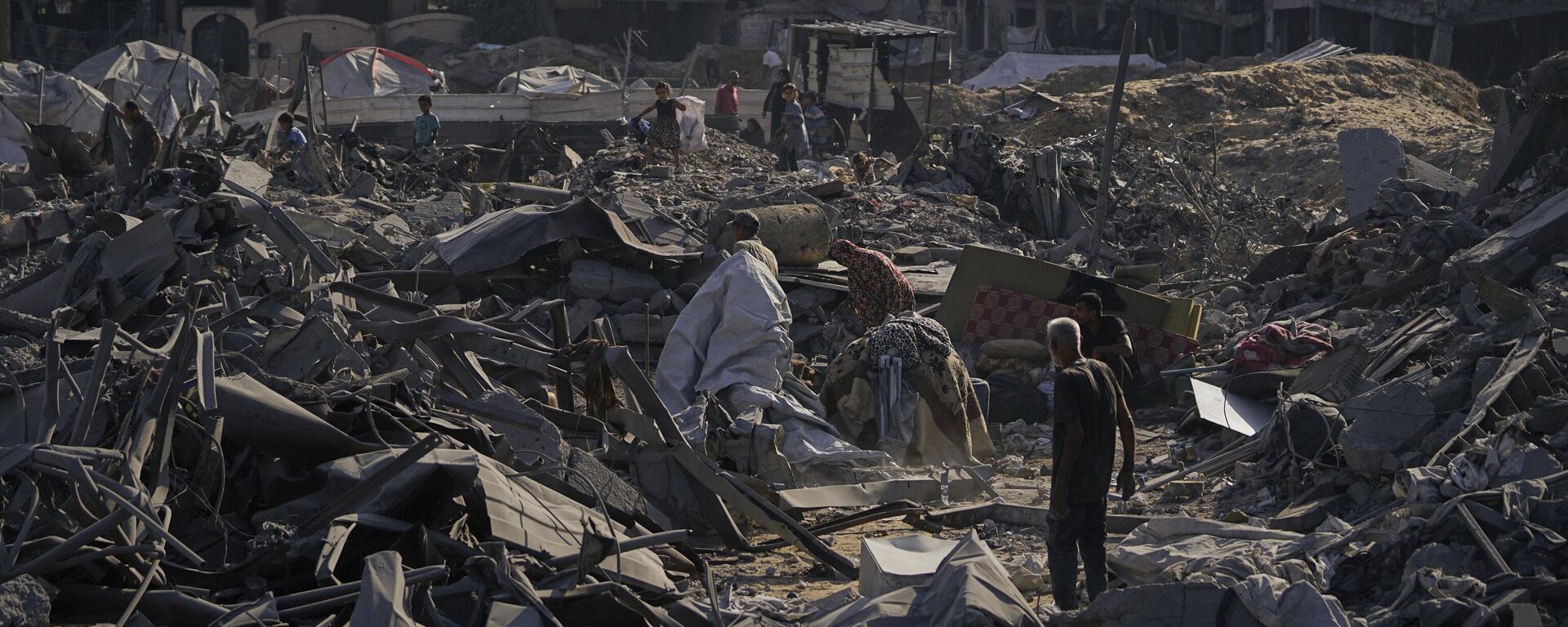 People inspect the damage at the Sheikh Radwan al-Taba UNRWA clinic following an Israeli army bombardment in Gaza City Wednesday, Aug. 6, 2025 - Sputnik India, 1920, 16.09.2025