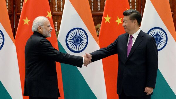 Indian Prime Minister Narendra Modi (L) shakes hands with Chinese President Xi Jinping (R) at the West Lake State Guest House on September 4, 2016 in Hangzhou, China. - Sputnik भारत