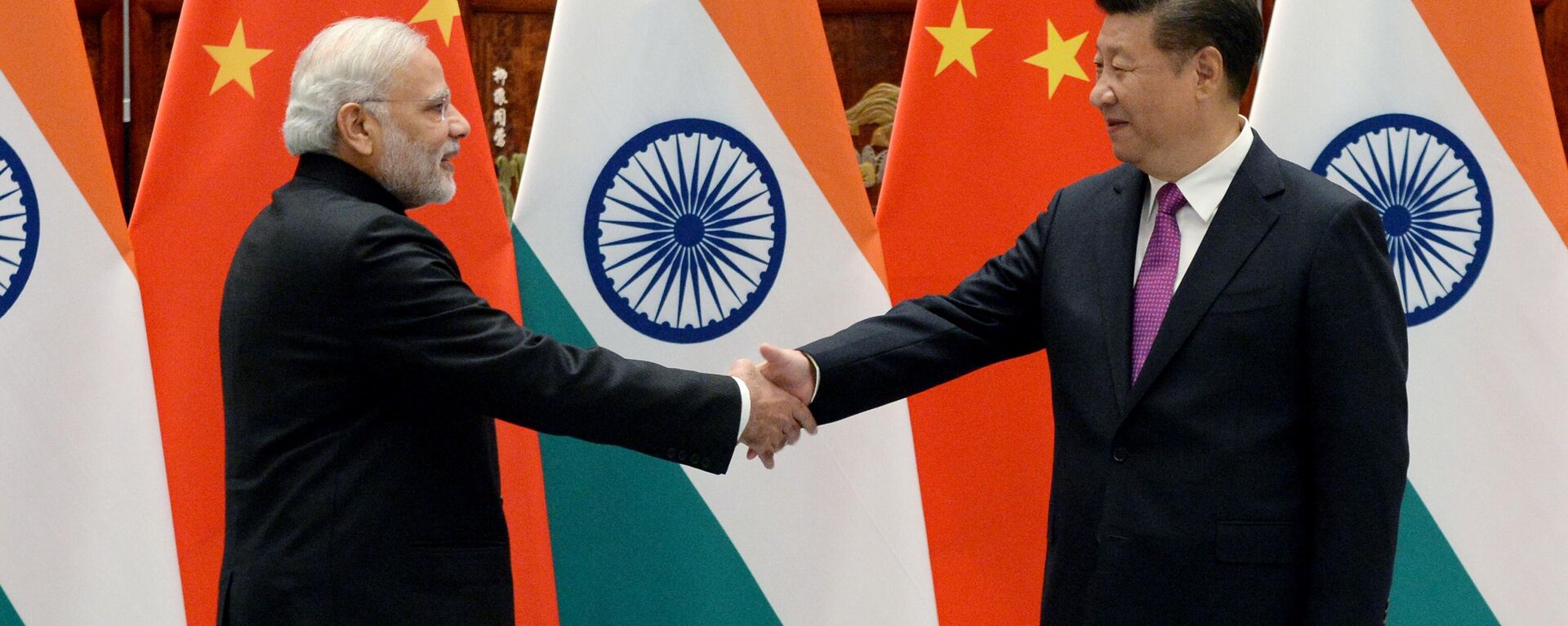 Indian Prime Minister Narendra Modi (L) shakes hands with Chinese President Xi Jinping (R) at the West Lake State Guest House on September 4, 2016 in Hangzhou, China. - Sputnik भारत, 1920, 20.08.2025