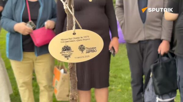Sputnik. Diplomats plant apple tree during India Day in Moscow - Sputnik भारत