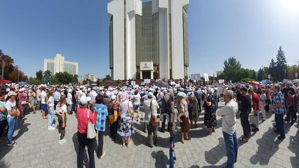 Sputnik Moldova Telegram photo of protest in Chisinau outside presidential administration. August 23, 2022. - Sputnik भारत