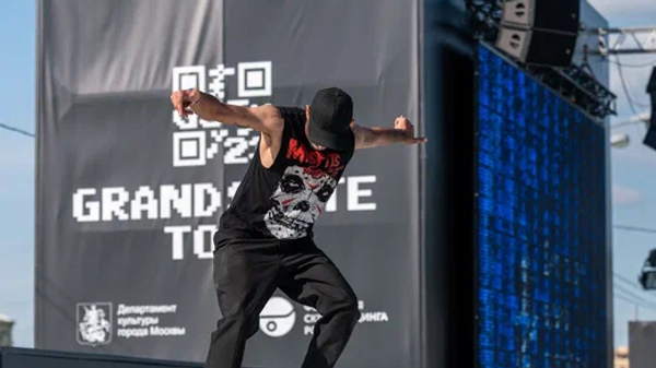 A participant of Grand Skate Tour 2023 festival performs at Gorky Park, Moscow, Russia - Sputnik भारत