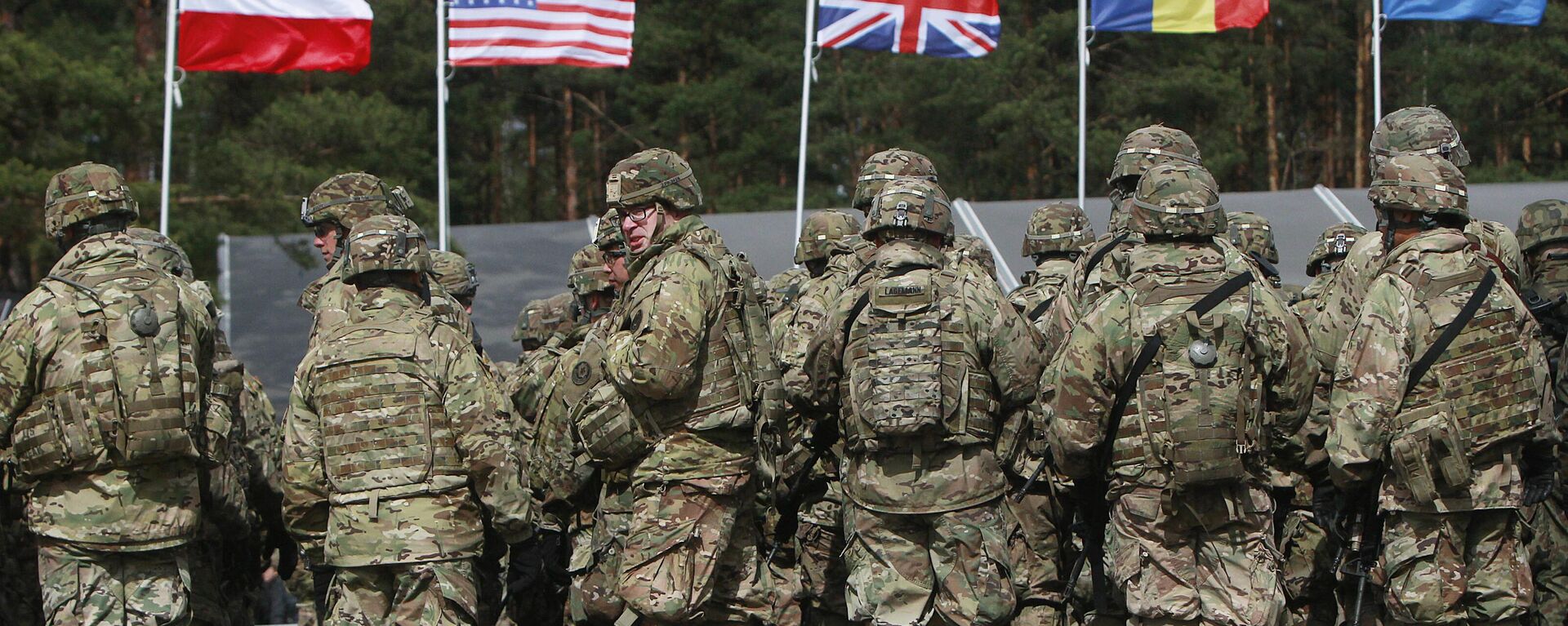 US troops, part of a NATO mission to enhance Poland's defence, are getting ready for an official welcoming ceremony in Orzysz, northeastern Poland, Thursday, April 13, 2017 - Sputnik भारत, 1920, 27.08.2025