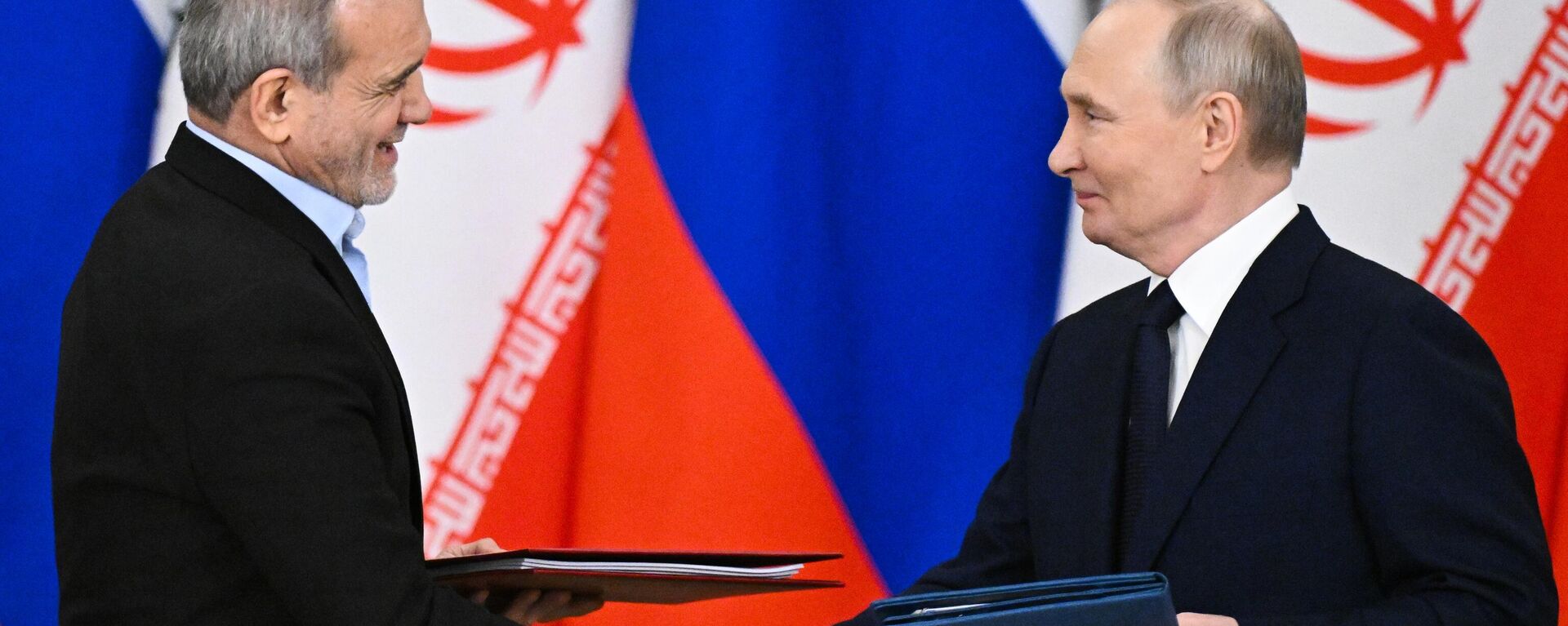 Presidents Putin and Pezeshkian exchange signed copies of the new Russia-Iran Comprehensive Strategic Partnership Agreement in the Moscow Kremin. January 17, 2025. - Sputnik India, 1920, 29.08.2025