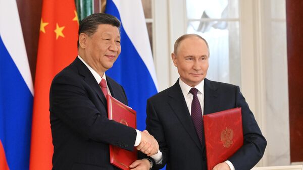 President of Russia Vladimir Putin and President of China Xi Jinping during a ceremony of exchanging documents after Russia-China talks. - Sputnik India
