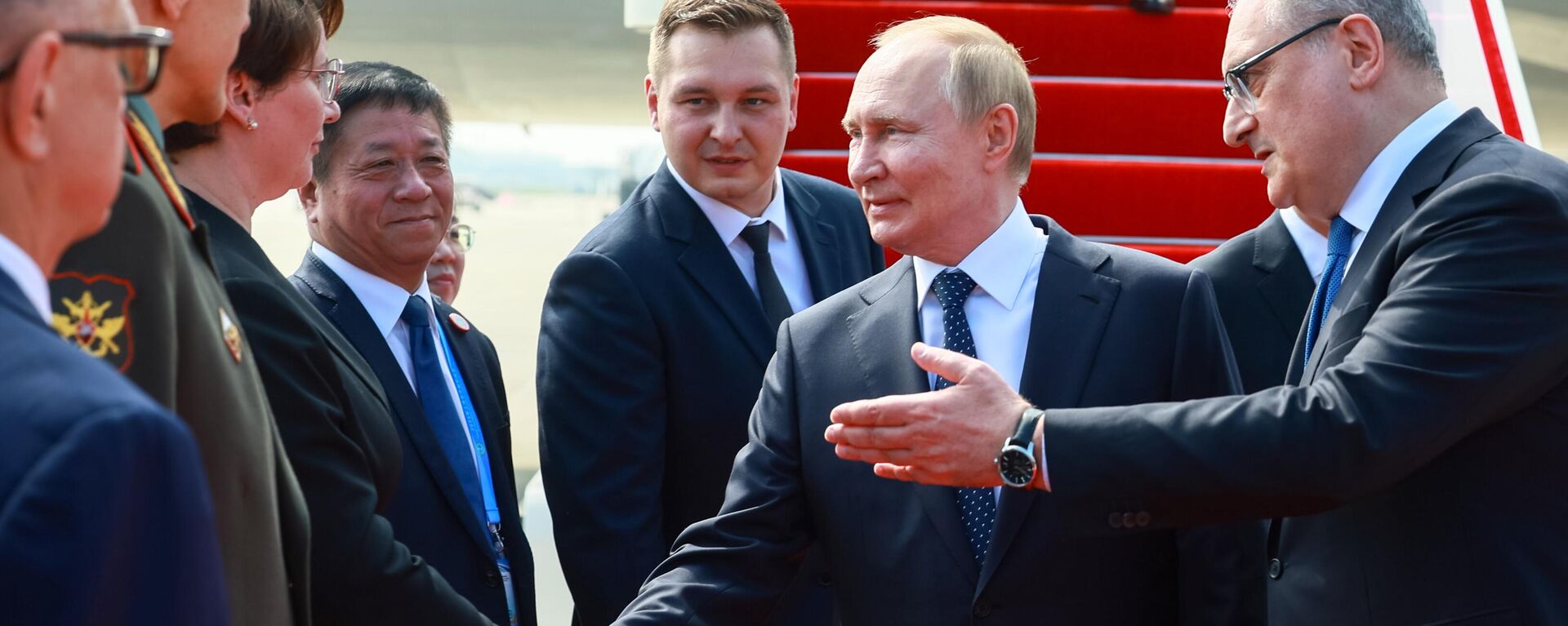 August 31, 2025. Russian President Vladimir Putin arrived at Binhai Airport in the city of Tianjin, China. On the right: Russian Ambassador to China Igor Morgulov. Third from the left: Chinese Ambassador to Russia Zhang Hanhui. - Sputnik भारत, 1920, 31.08.2025