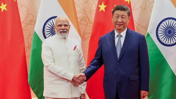 In this photo provided by Indian Prime Minister's Office, Indian Prime Minister Narendra Modi, left, and Chinese President Xi Jinping shake hand before their meeting on the sidelines of the Shanghai Cooperation Organization (SCO) summit in Tianjin, China Sunday, Aug. 31, 2025. (Indian Prime Minister's Office via AP) - Sputnik भारत