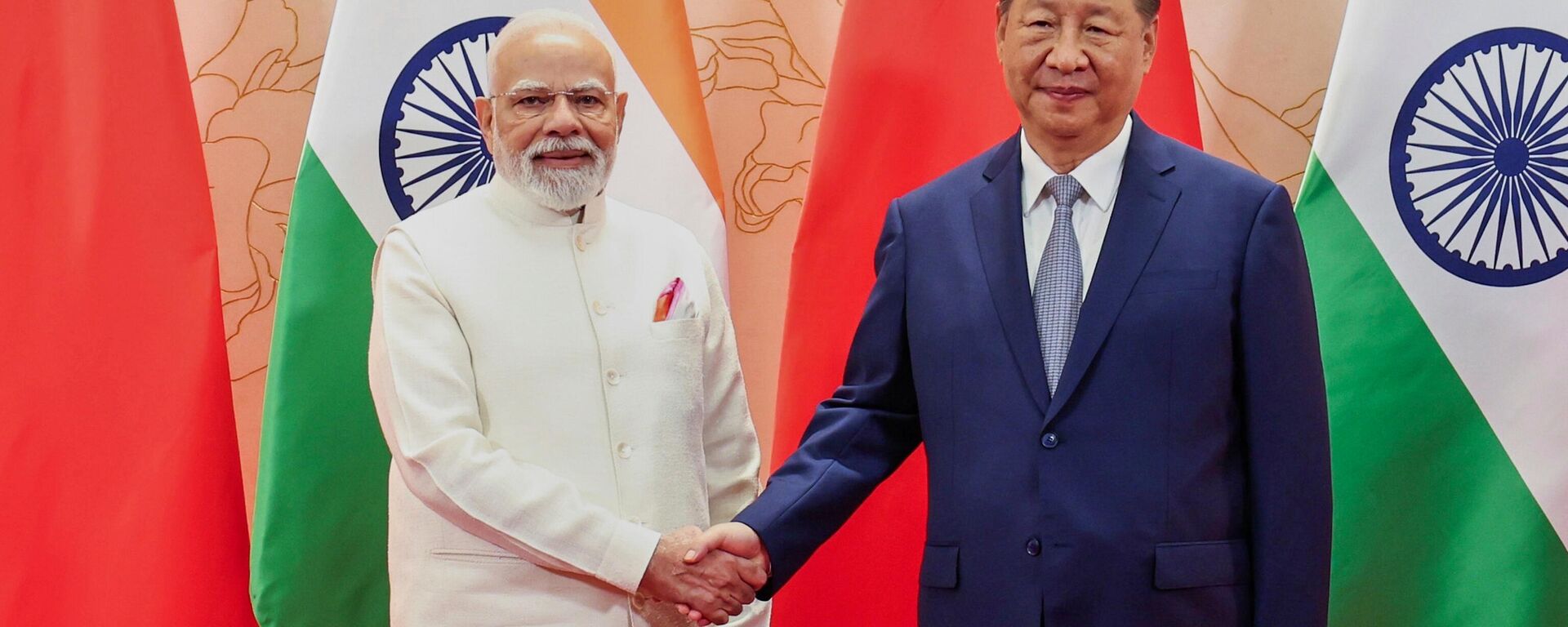 In this photo provided by Indian Prime Minister's Office, Indian Prime Minister Narendra Modi, left, and Chinese President Xi Jinping shake hand before their meeting on the sidelines of the Shanghai Cooperation Organization (SCO) summit in Tianjin, China Sunday, Aug. 31, 2025. (Indian Prime Minister's Office via AP) - Sputnik भारत, 1920, 31.08.2025