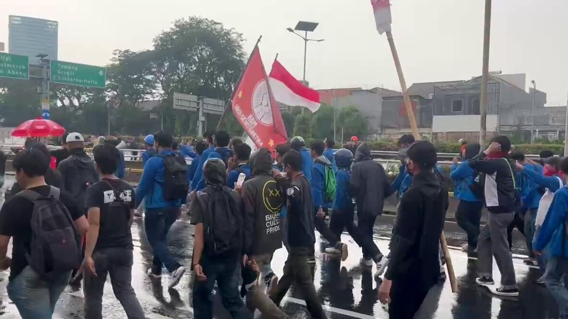 Protests in Jakarta. The participants demand higher salaries and better working conditions. Protests in Jakarta. The participants demand higher salaries and better working conditions. - Sputnik भारत, 1920, 31.08.2025