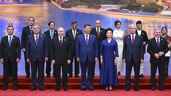 Russian President Vladimir Putin, center left, Chinese President Xi Jinping, center, and his wife Peng Liyuan, center right, pose for a photo with other leaders during a ceremony to welcome heads of state at the Shanghai Cooperation Organization (SCO) summit in Tianjin, China, on Sunday, Aug. 31, 2025 - Sputnik भारत