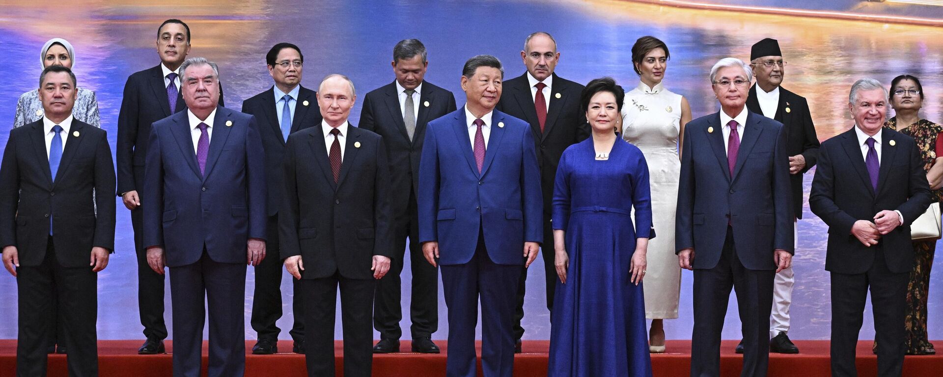 Russian President Vladimir Putin, center left, Chinese President Xi Jinping, center, and his wife Peng Liyuan, center right, pose for a photo with other leaders during a ceremony to welcome heads of state at the Shanghai Cooperation Organization (SCO) summit in Tianjin, China, on Sunday, Aug. 31, 2025 - Sputnik भारत, 1920, 02.09.2025