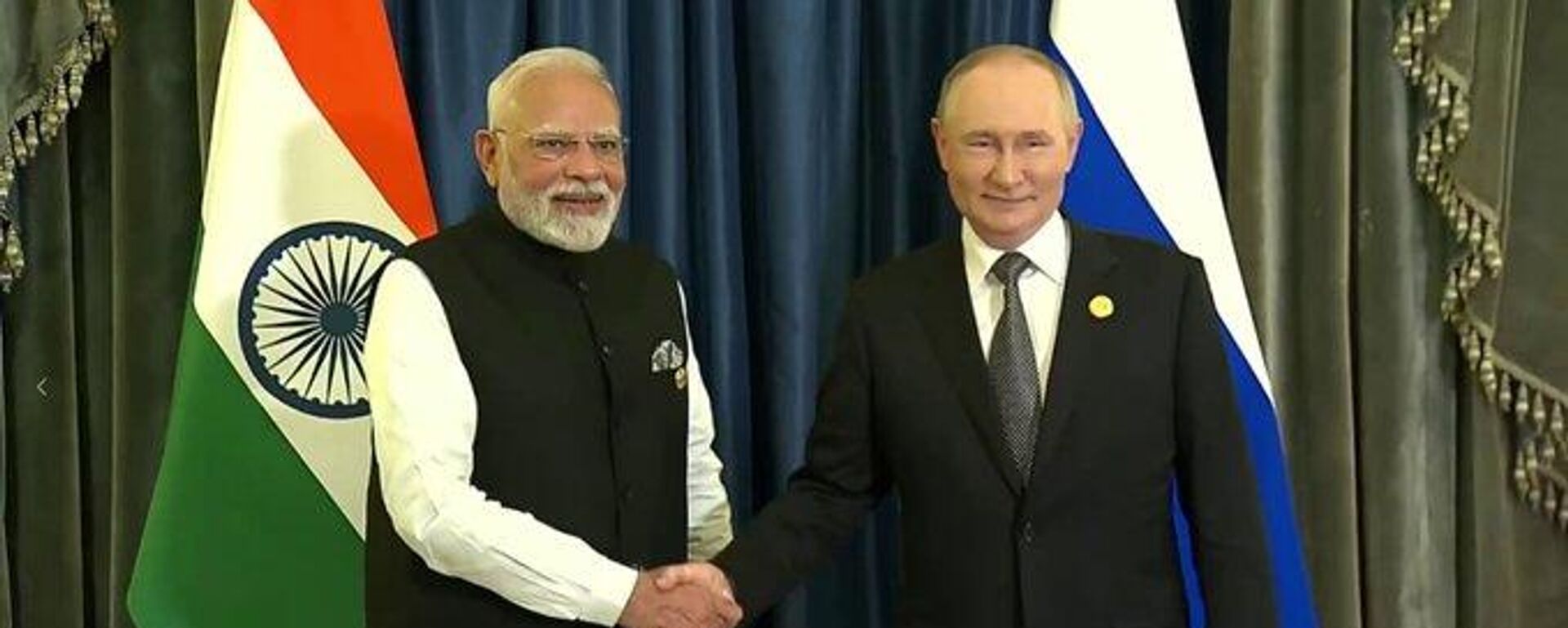 Indian PM Narendra Modi and Russian President Vladimir Putin hold talks on the sidelines of the SCO Summit in Tianjin. - Sputnik India, 1920, 01.09.2025