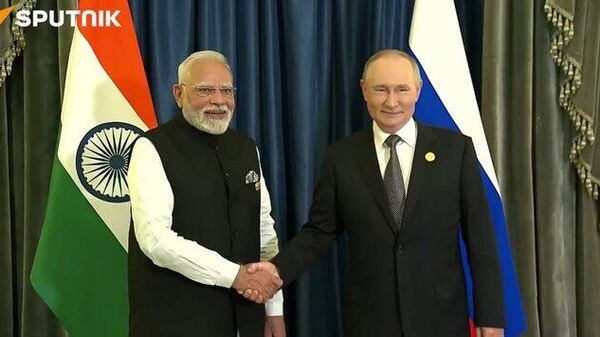 Indian PM Narendra Modi and Russian President Vladimir Putin hold talks on the sidelines of the SCO Summit in Tianjin. - Sputnik India