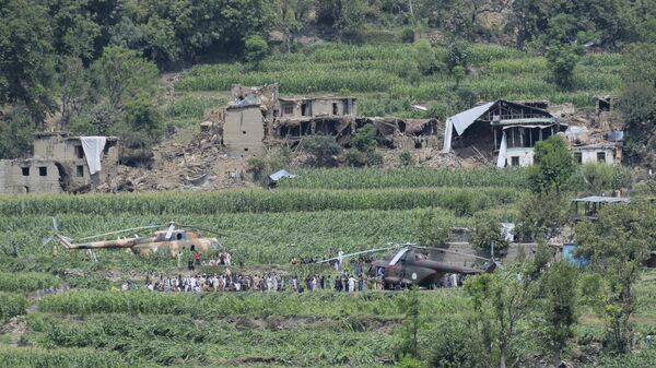Local residents gather around military helicopters that landed to provide help and evacuate injured victims of an earthquake that killed many people and destroyed villages in eastern Afghanistan, in Mazar Dara, Kunar province, Afghanistan, Monday, Sept. 1, 2025.  - Sputnik भारत