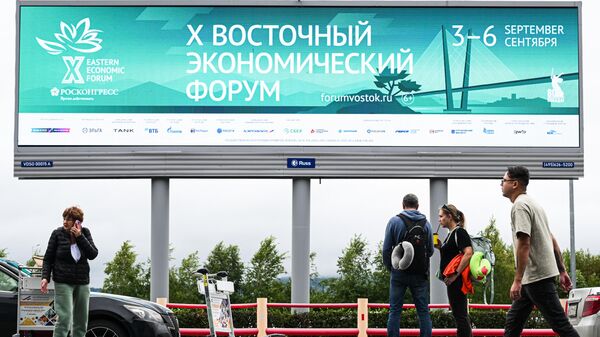 Баннер в преддверии Восточного экономического форума в международном аэропорту Владивостока имени В. К. Арсеньева - Sputnik India