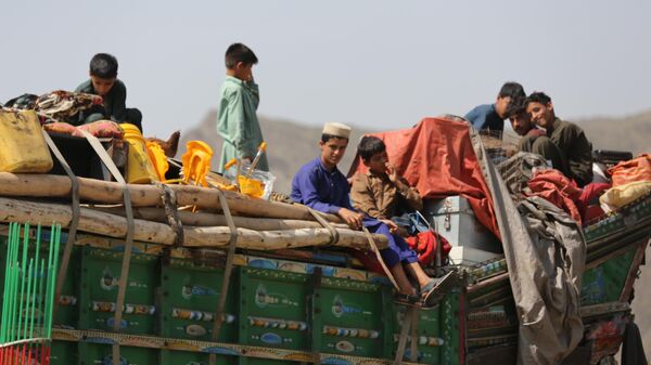A large number of undocumented Afghan migrants gather at the Torkham border crossing of Pakistan on April 10, 2025 after being deported from Pakistan under the country's recently intensified Illegal Foreigners' Repatriation Plan.  - Sputnik भारत
