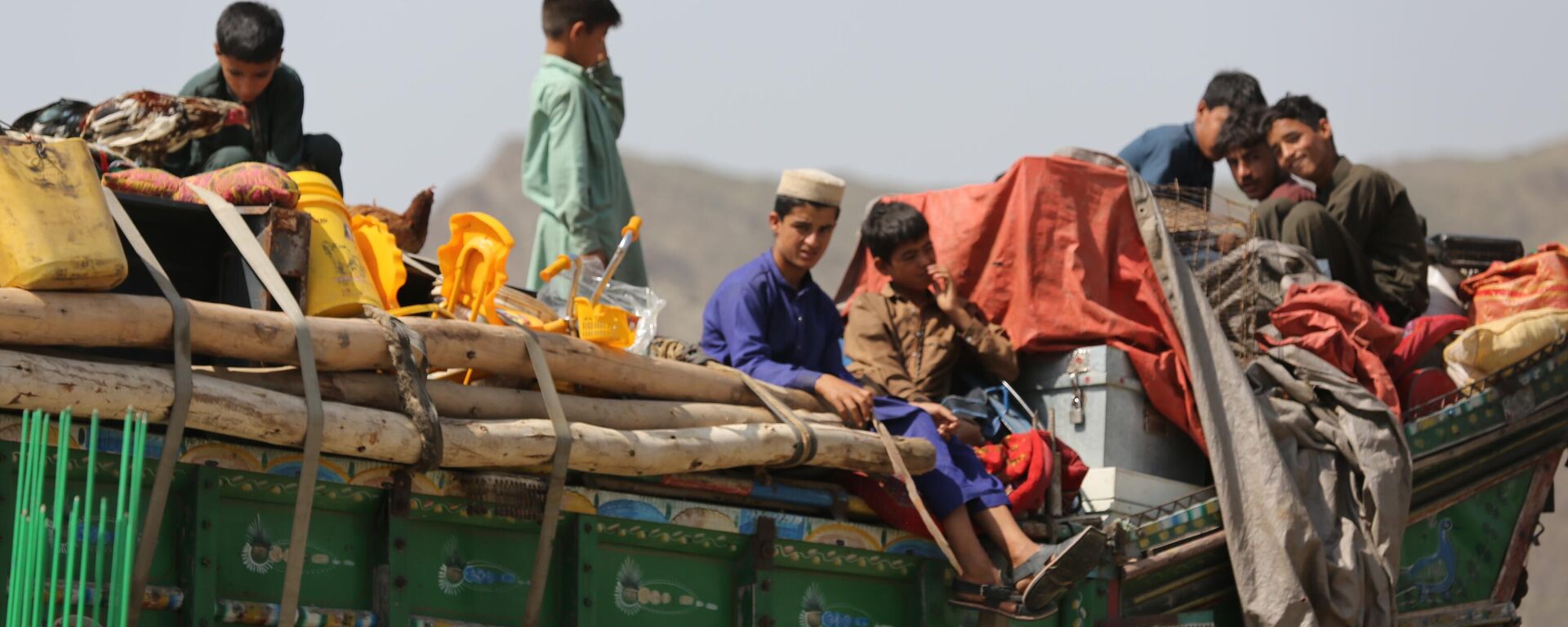 A large number of undocumented Afghan migrants gather at the Torkham border crossing of Pakistan on April 10, 2025 after being deported from Pakistan under the country's recently intensified Illegal Foreigners' Repatriation Plan.  - Sputnik भारत, 1920, 04.09.2025