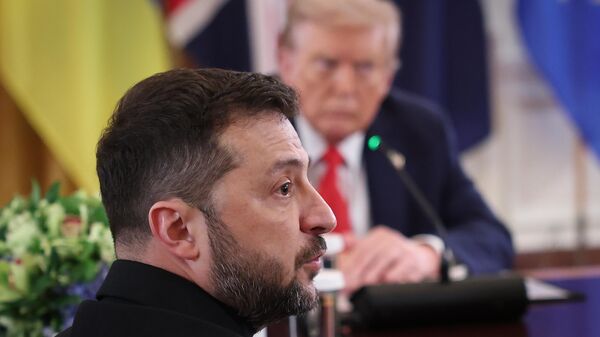 Ukrainian President Volodymyr Zelensky (L) speaks during a meeting with U.S. President Donald Trump (R), and European leaders at the White House on August 18, 2025 in Washington, DC. President Trump hosted President Zelensky at the White House for a bilateral meeting and an expanded meeting with European leaders to discuss a peace deal between Russia and Ukraine.  - Sputnik भारत