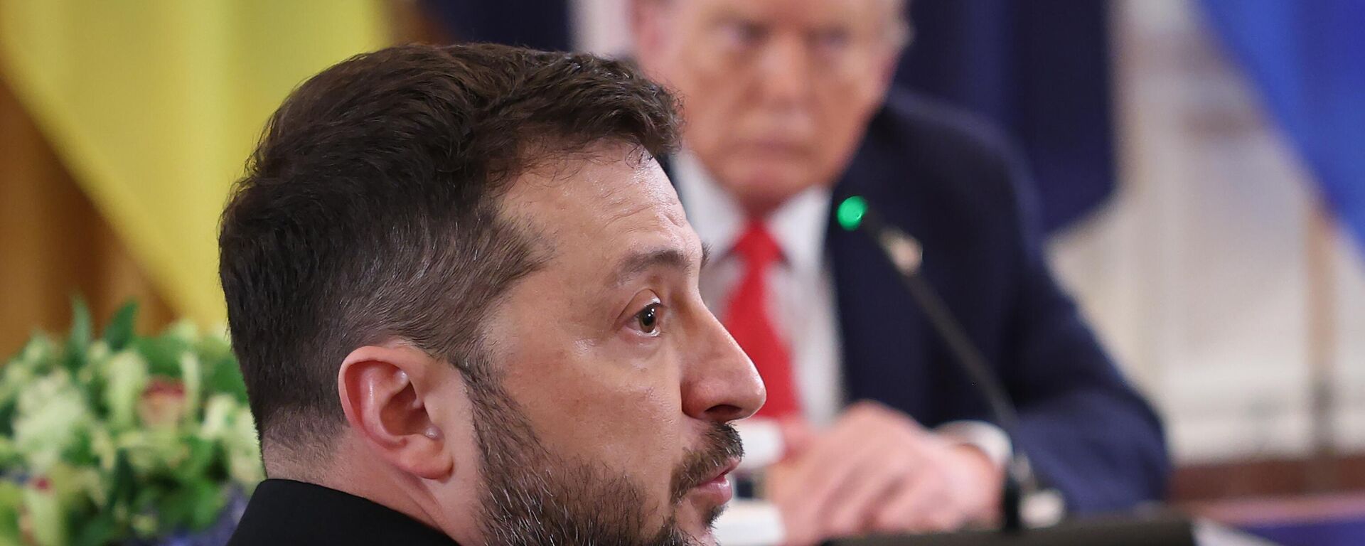 Ukrainian President Volodymyr Zelensky (L) speaks during a meeting with U.S. President Donald Trump (R), and European leaders at the White House on August 18, 2025 in Washington, DC. President Trump hosted President Zelensky at the White House for a bilateral meeting and an expanded meeting with European leaders to discuss a peace deal between Russia and Ukraine.  - Sputnik भारत, 1920, 04.09.2025